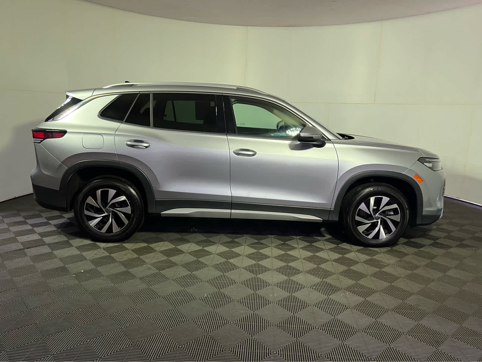 Used 2025 Volkswagen Tiguan S AWD/4WD image 8