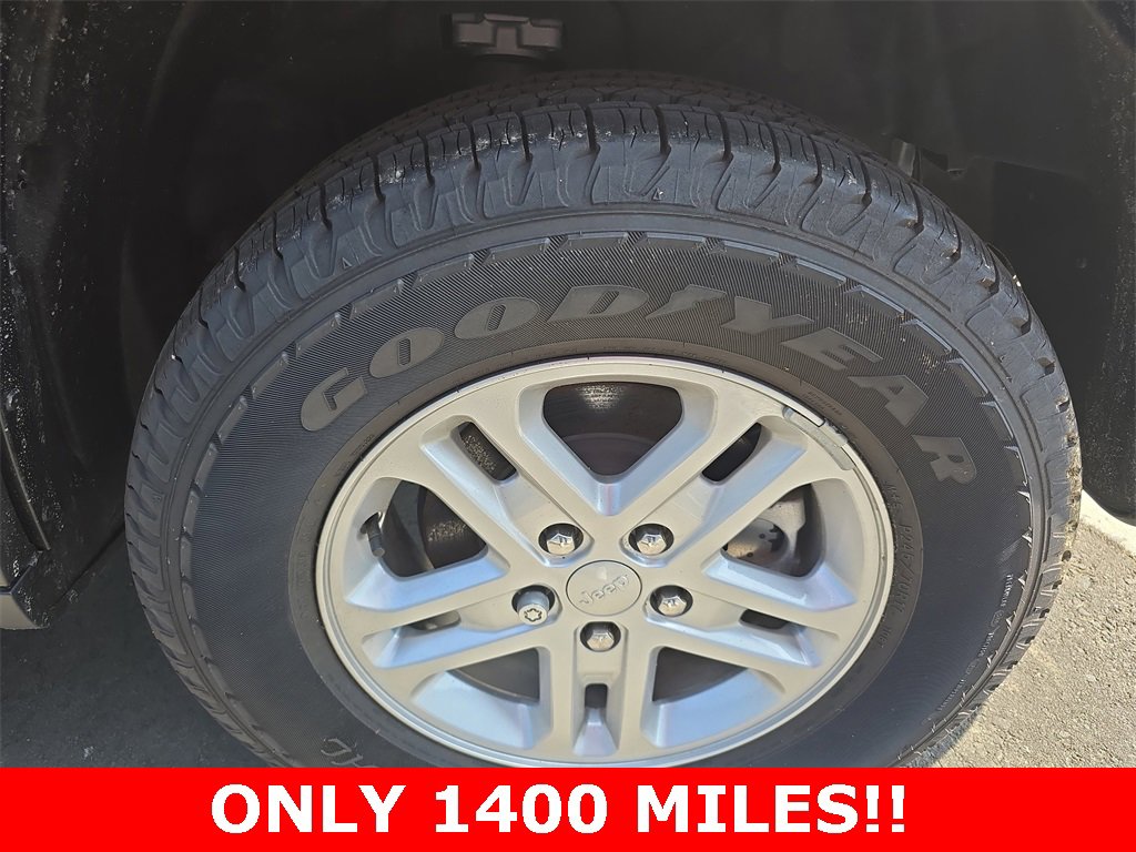 Used 2023 Jeep Grand Cherokee Laredo image 32