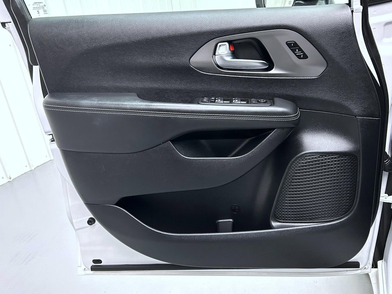 Used 2025 Chrysler Pacifica Select image 9