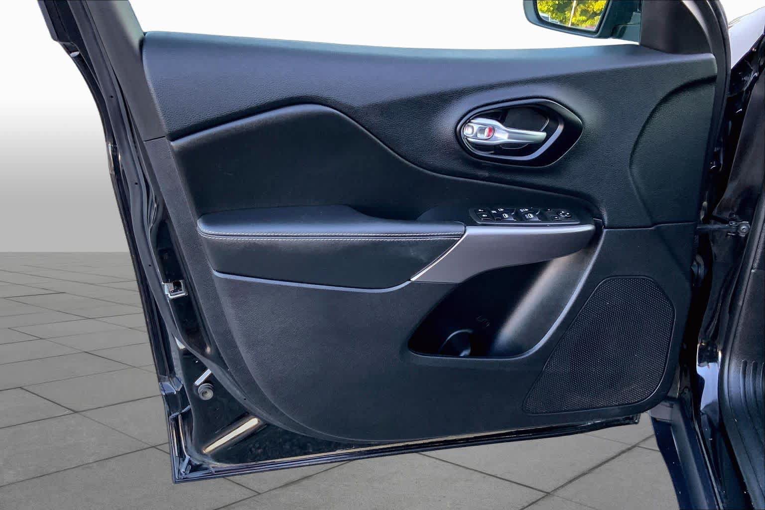 Used 2021 Jeep Cherokee Latitude FWD image 19