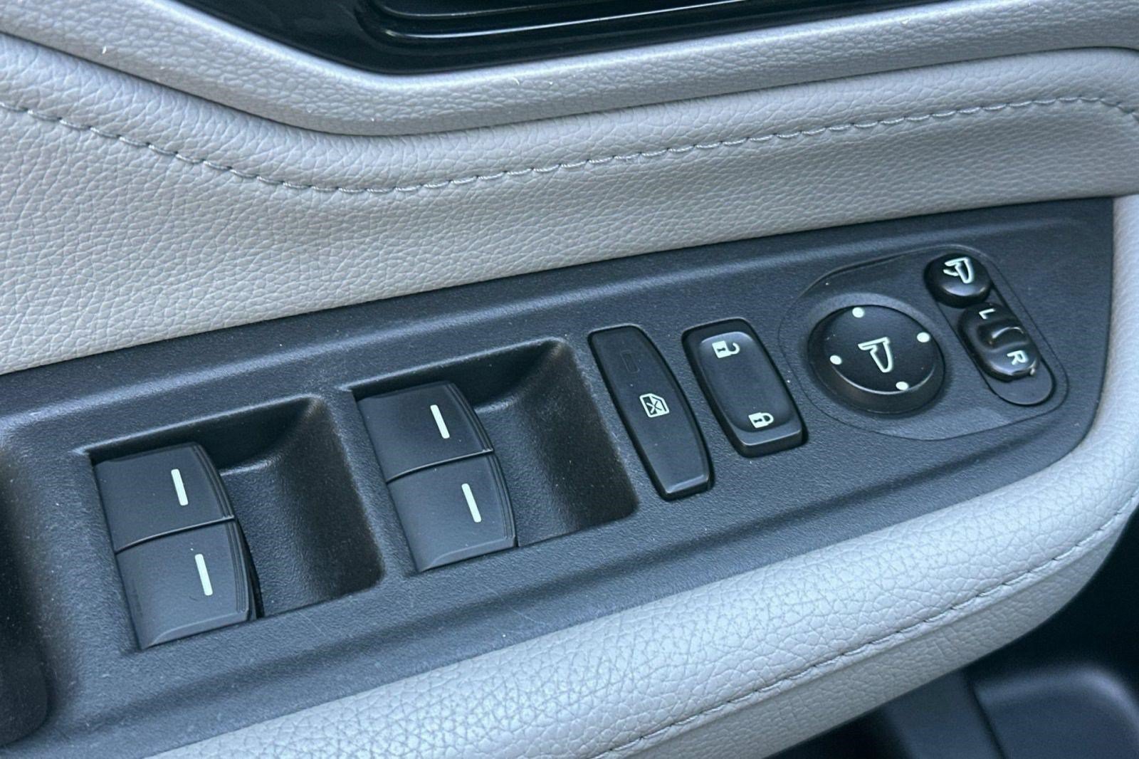 Used 2018 Honda Odyssey Elite image 12