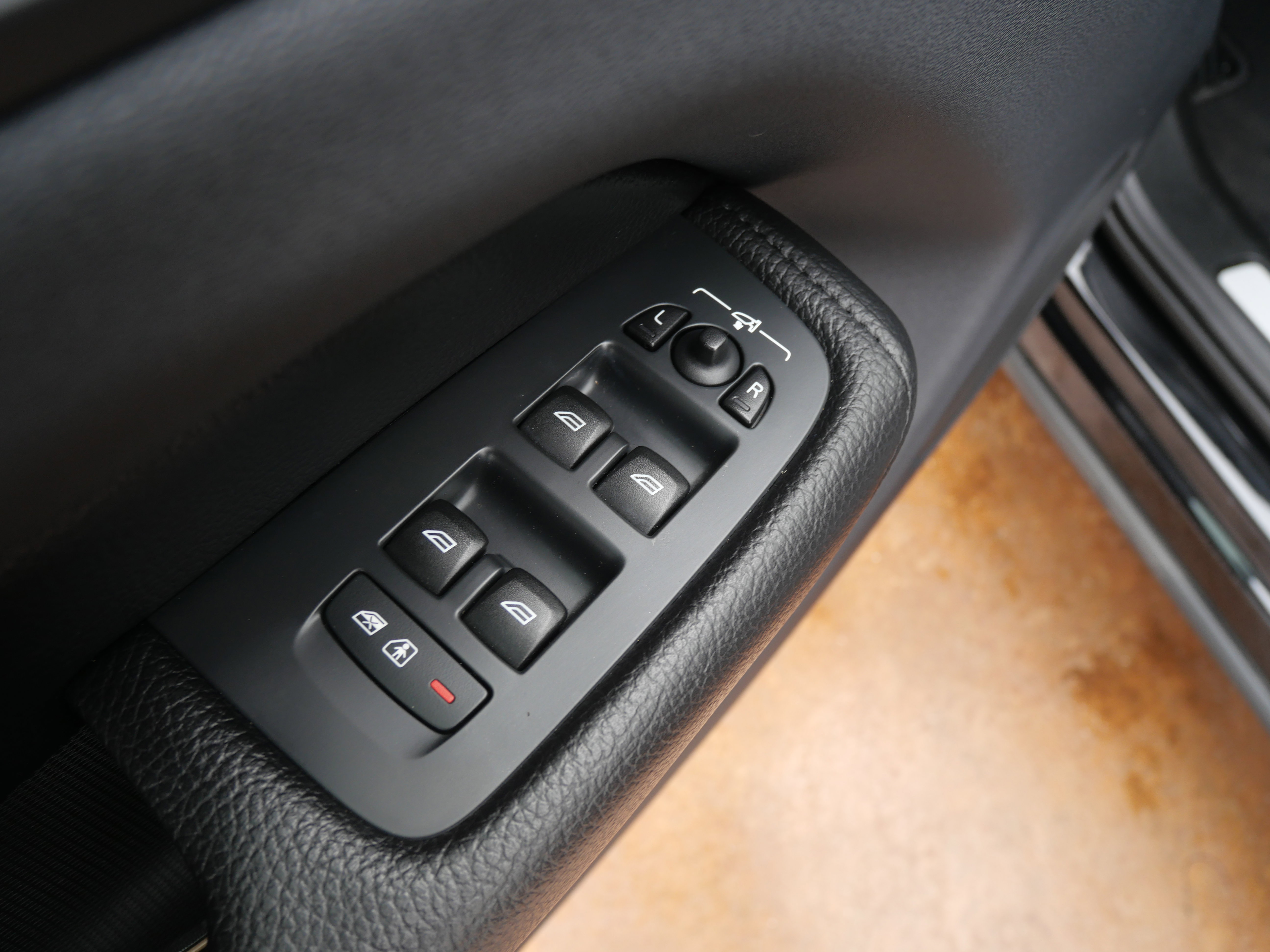 Used 2019 Volvo XC60 T5 Momentum w/ Protection Package Premier image 15