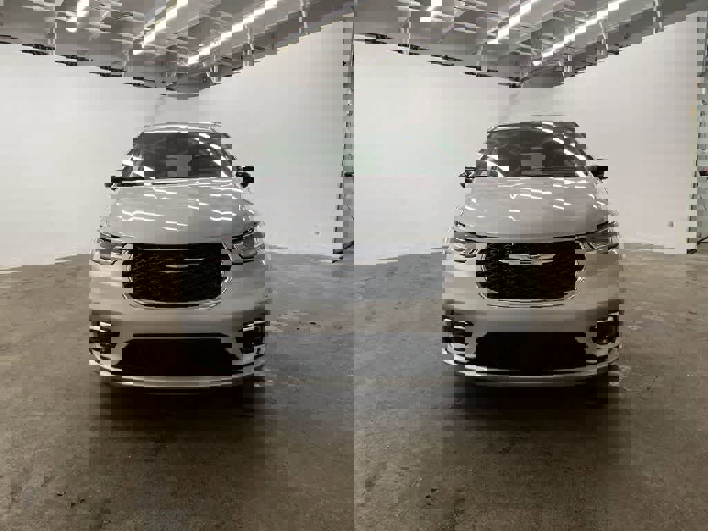 Used 2024 Chrysler Pacifica Touring-L image 9