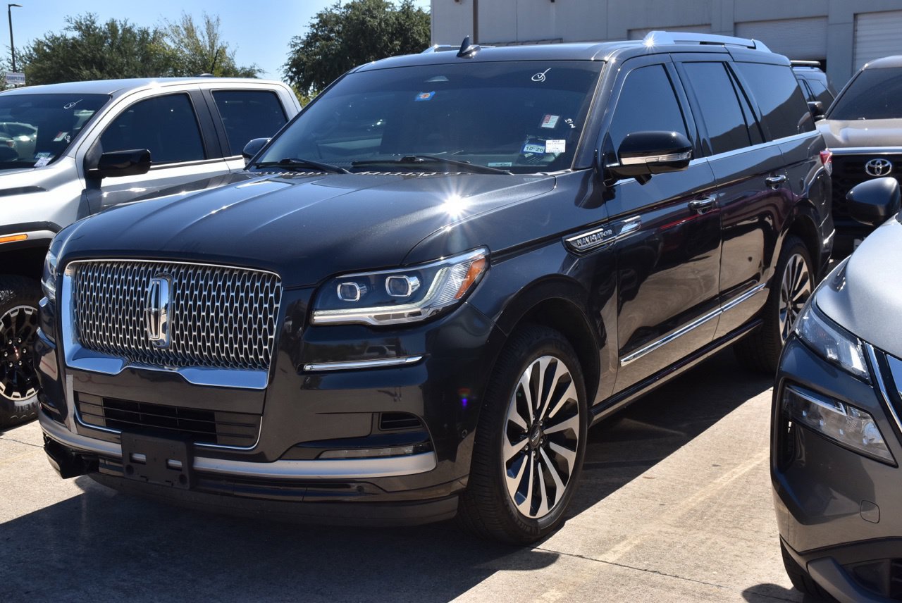 Used 2022 Lincoln Navigator Reserve AWD/4WD image 2