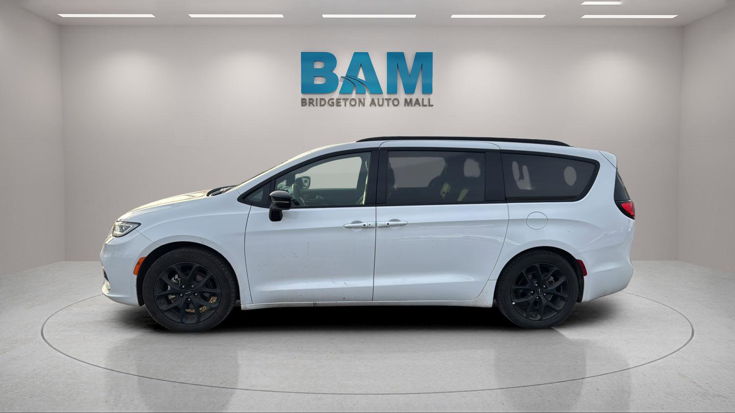 Used 2025 Chrysler Pacifica Limited image 4