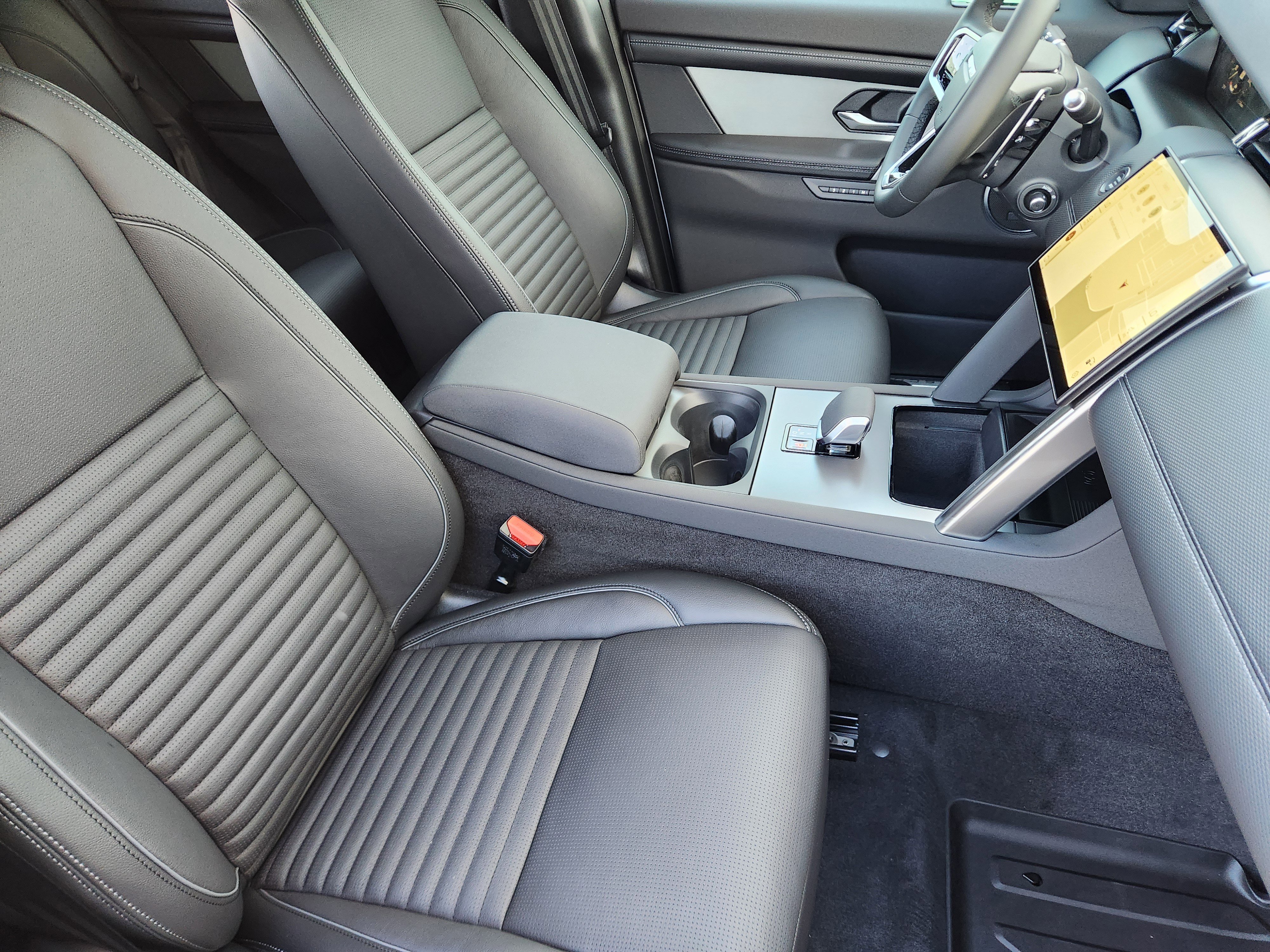 New 2025 Land Rover Discovery Sport Dynamic SE image 14