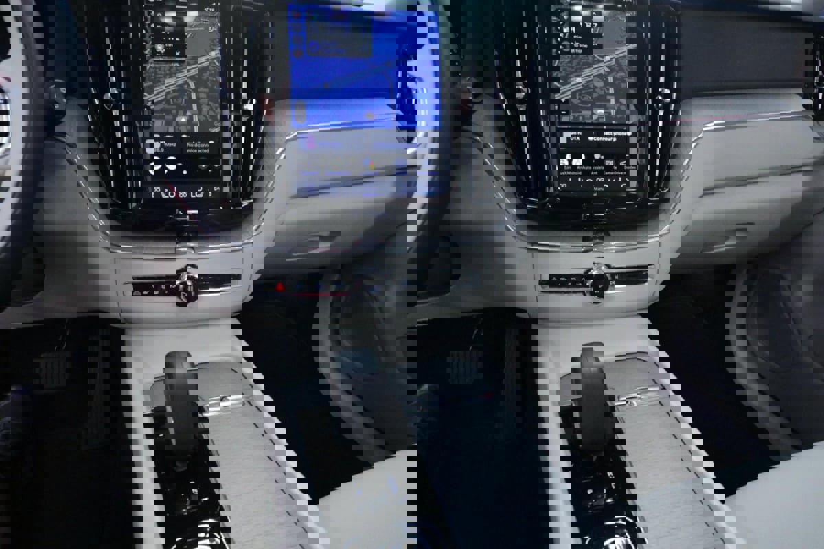 Used 2023 Volvo XC60 B5 Plus image 18