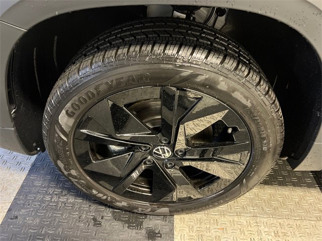 New 2026 Volkswagen Taos SE image 8