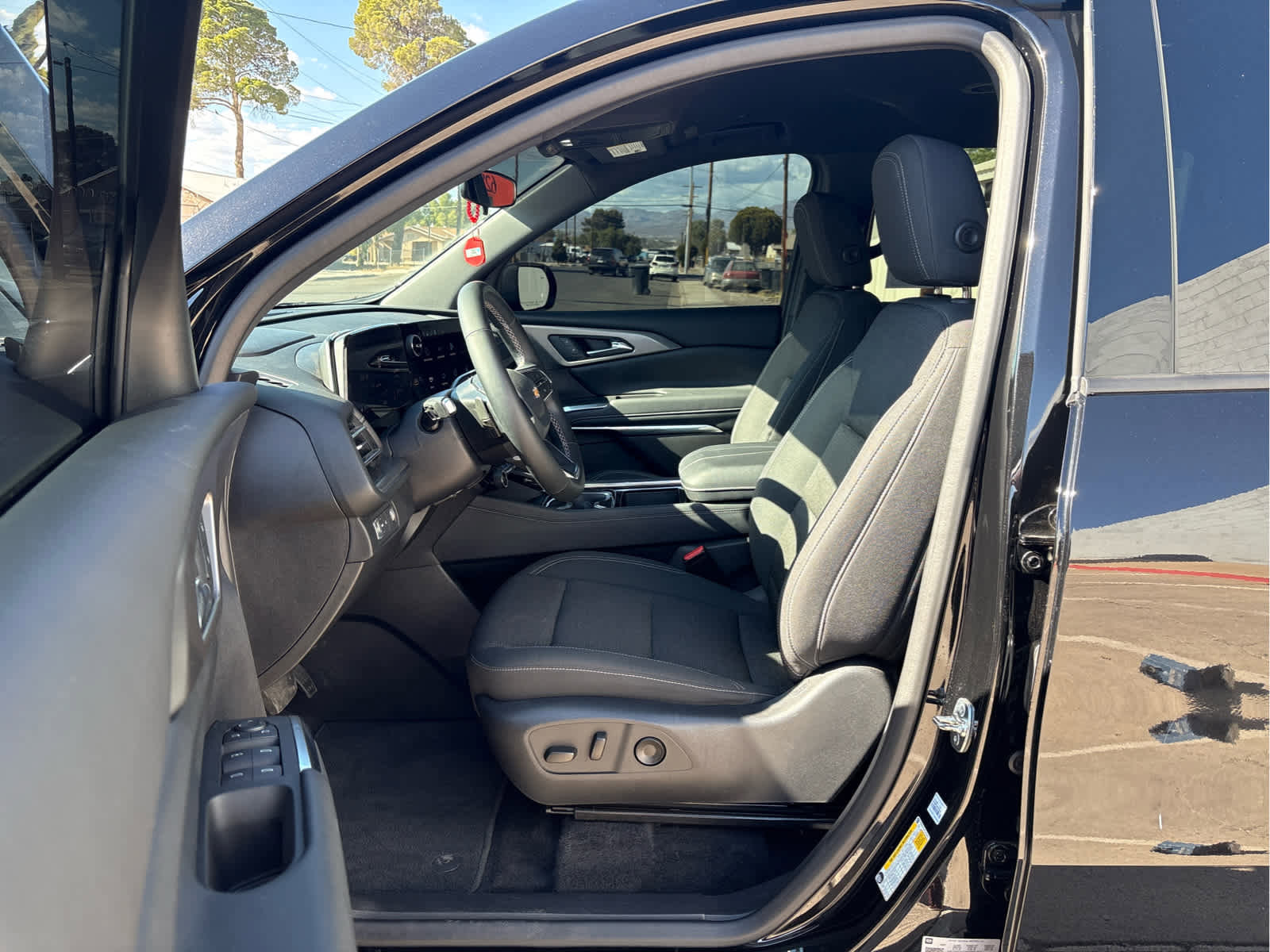 Used 2025 Chevrolet Traverse LT w/ Driver Confidence Package image 10