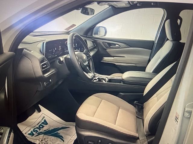 Used 2025 Chevrolet Traverse LT image 10