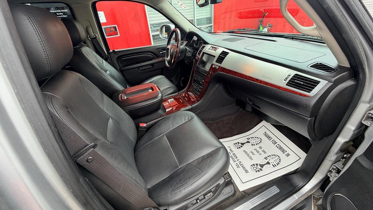 Used 2012 Cadillac Escalade Luxury AWD/4WD image 14