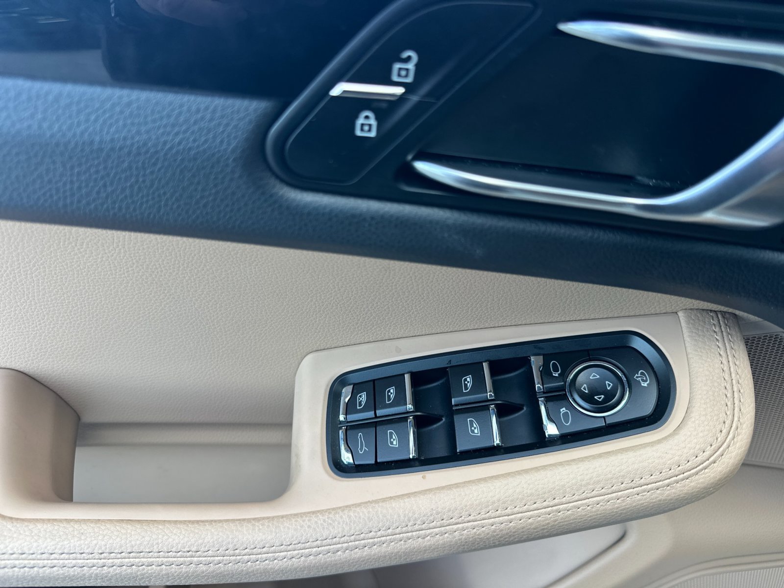Certified 2026 Porsche Macan AWD/4WD image 28