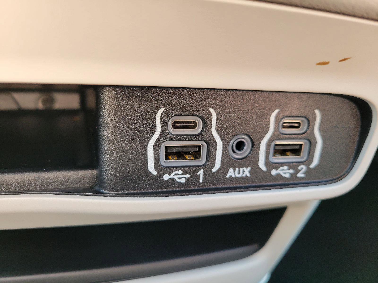 Used 2024 Chrysler Voyager LX image 21