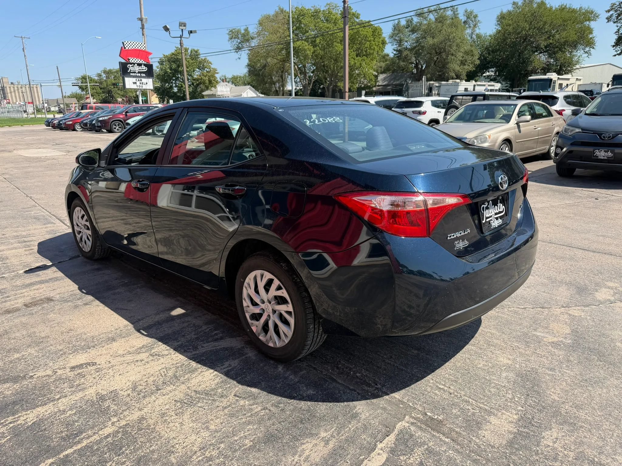 Used 2018 Toyota Corolla LE w/ Carpet Mat Package (TMS) FWD image 5