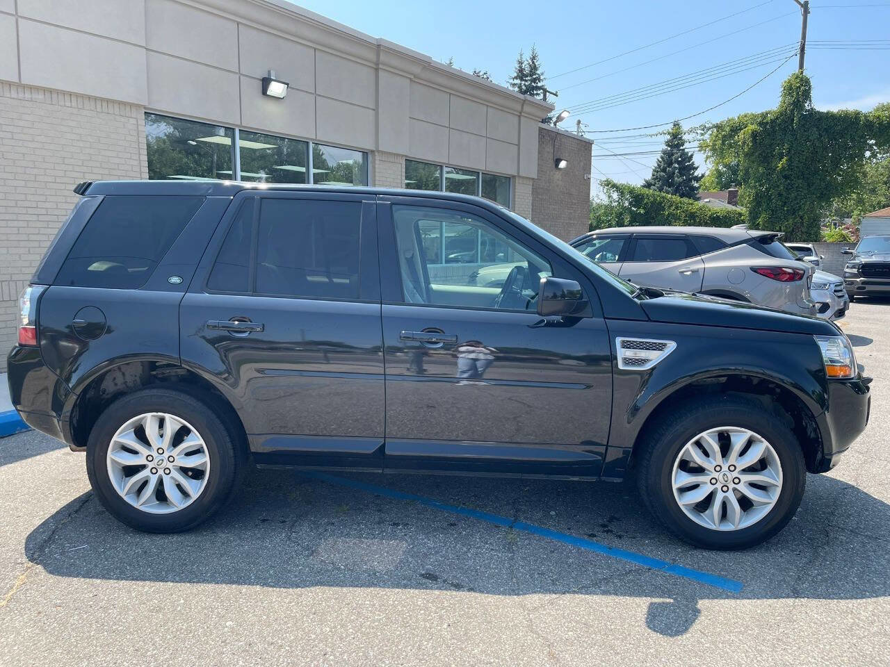 Used 2013 Land Rover LR2 HSE image 4