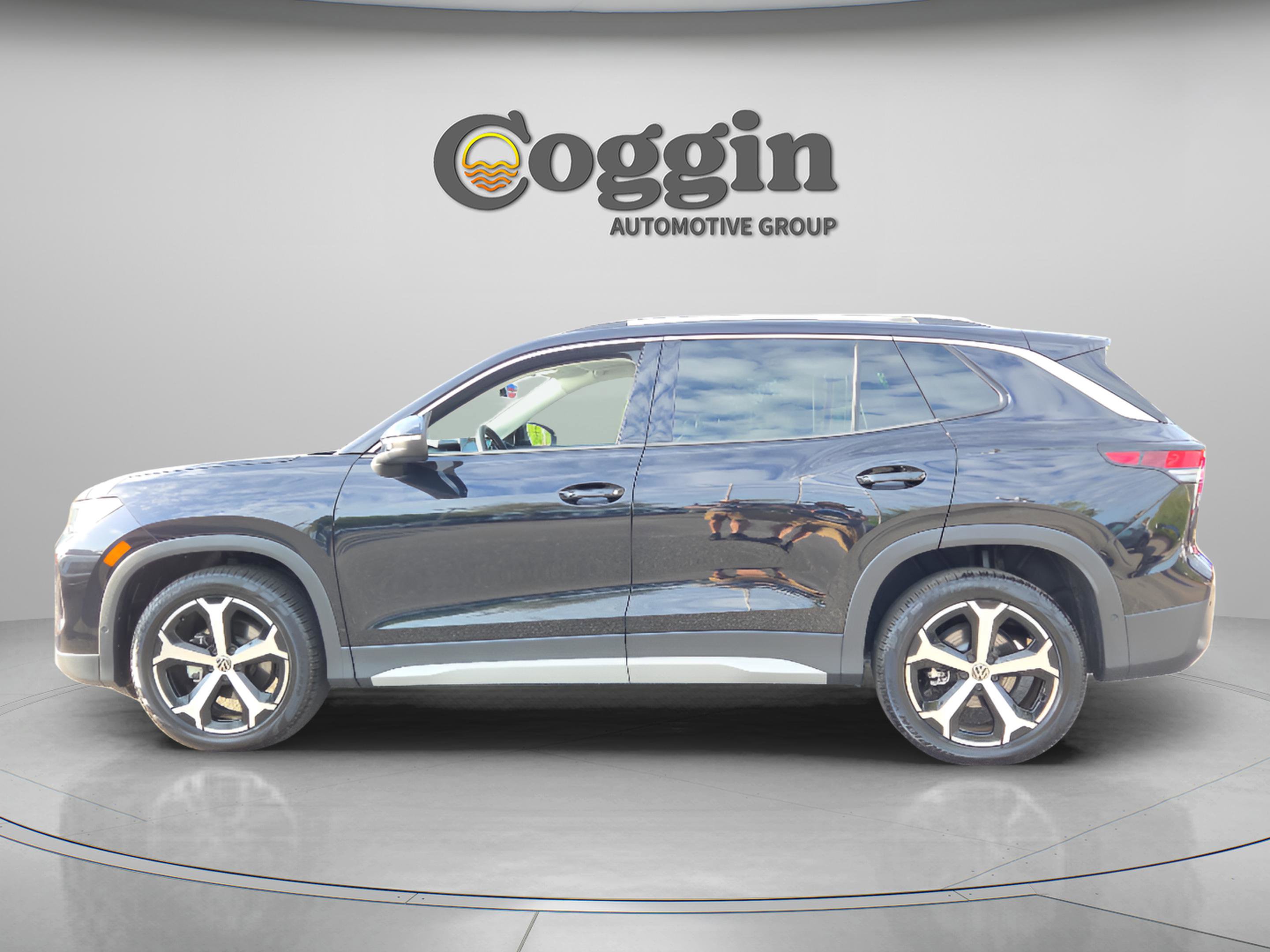 Used 2025 Volkswagen Tiguan SE FWD image 2