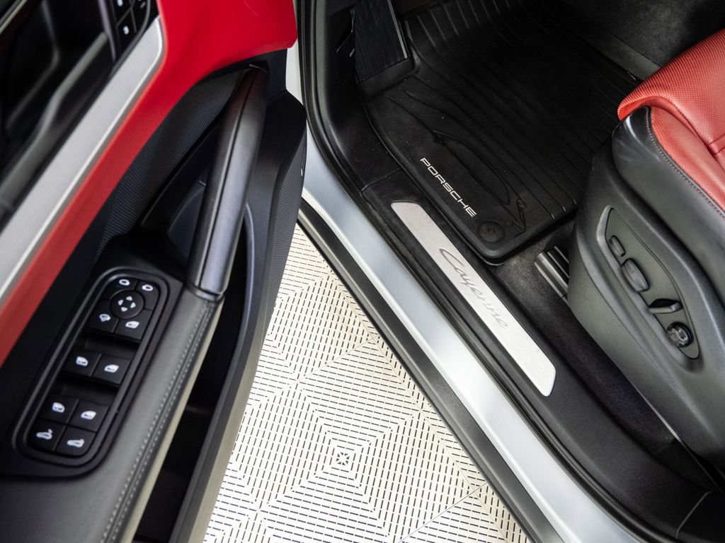 Certified 2024 Porsche Cayenne Coupe AWD/4WD image 8