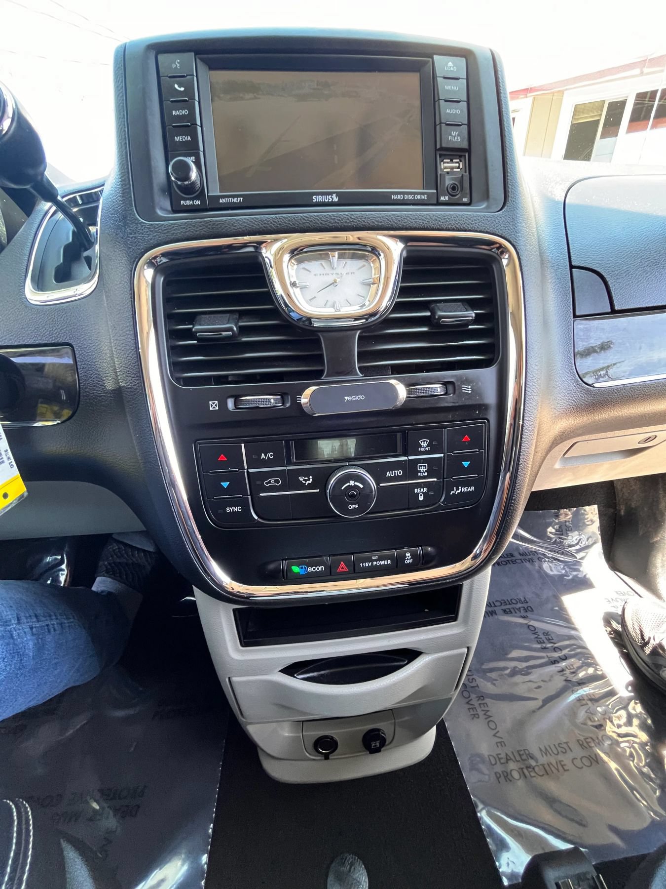 Used 2015 Chrysler Town & Country Touring FWD image 17