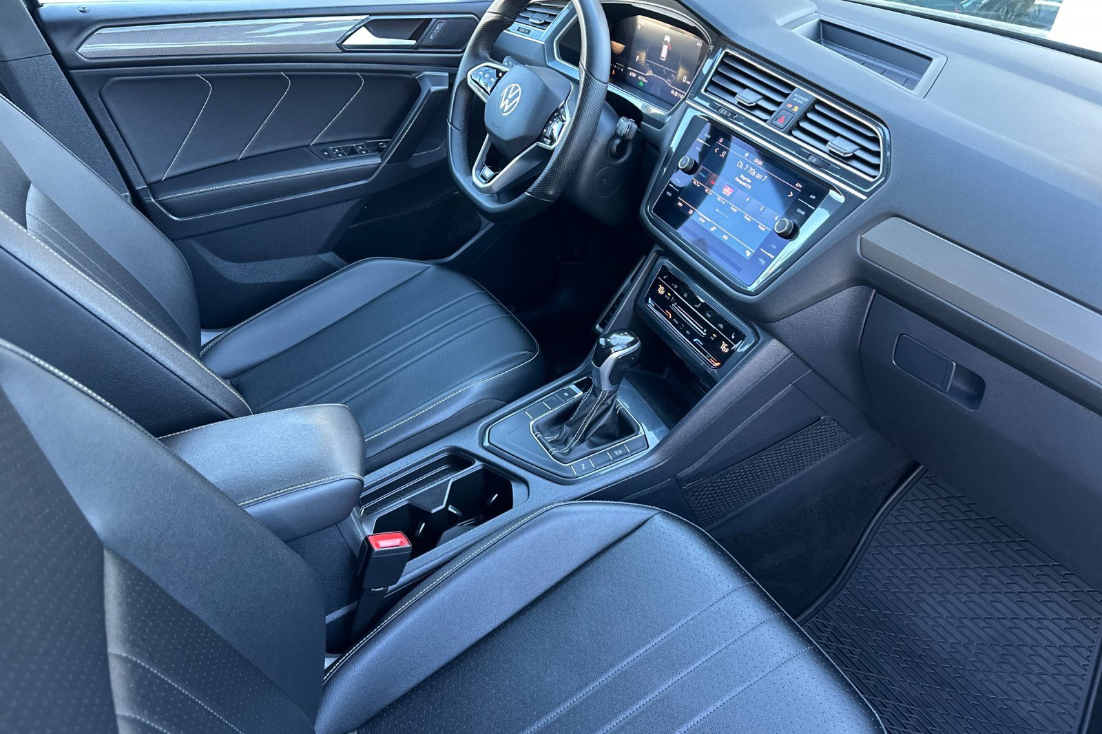 Certified 2022 Volkswagen Tiguan SE R-Line image 18