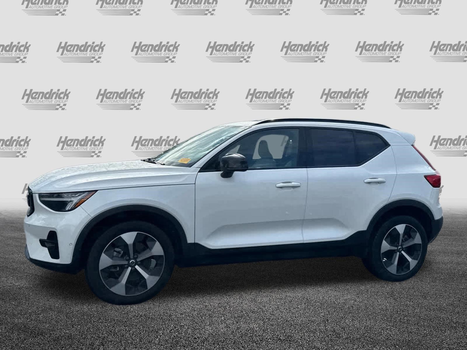 Certified 2025 Volvo XC40 B5 Plus AWD/4WD image 7