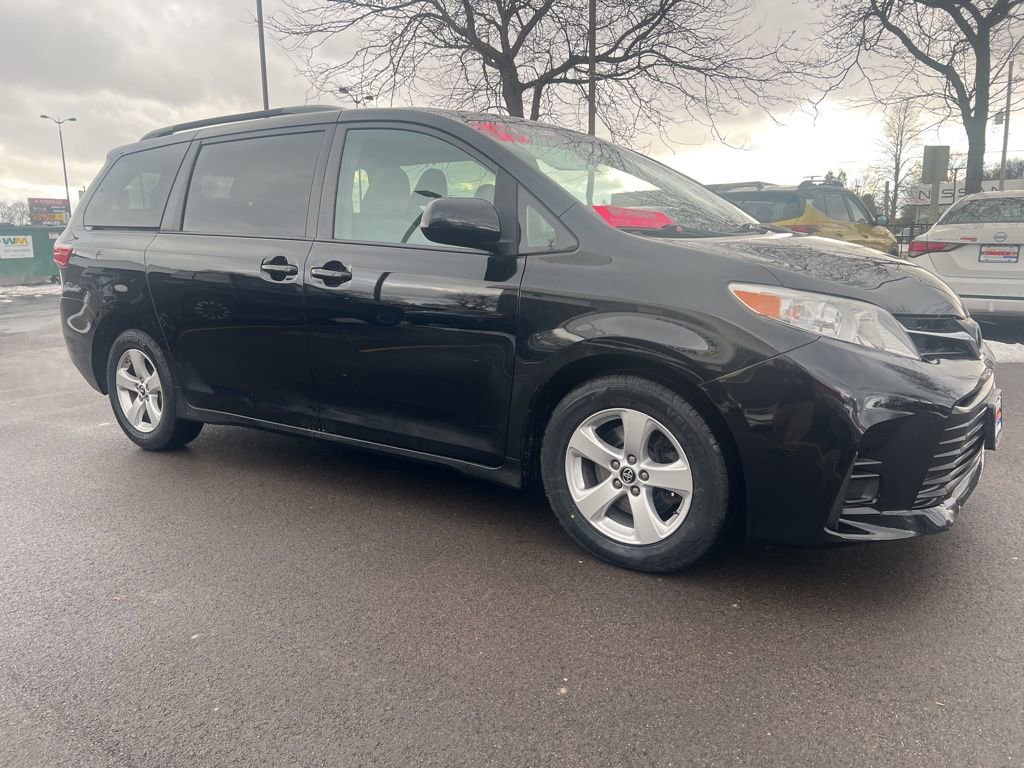 Used 2019 Toyota Sienna LE image 3