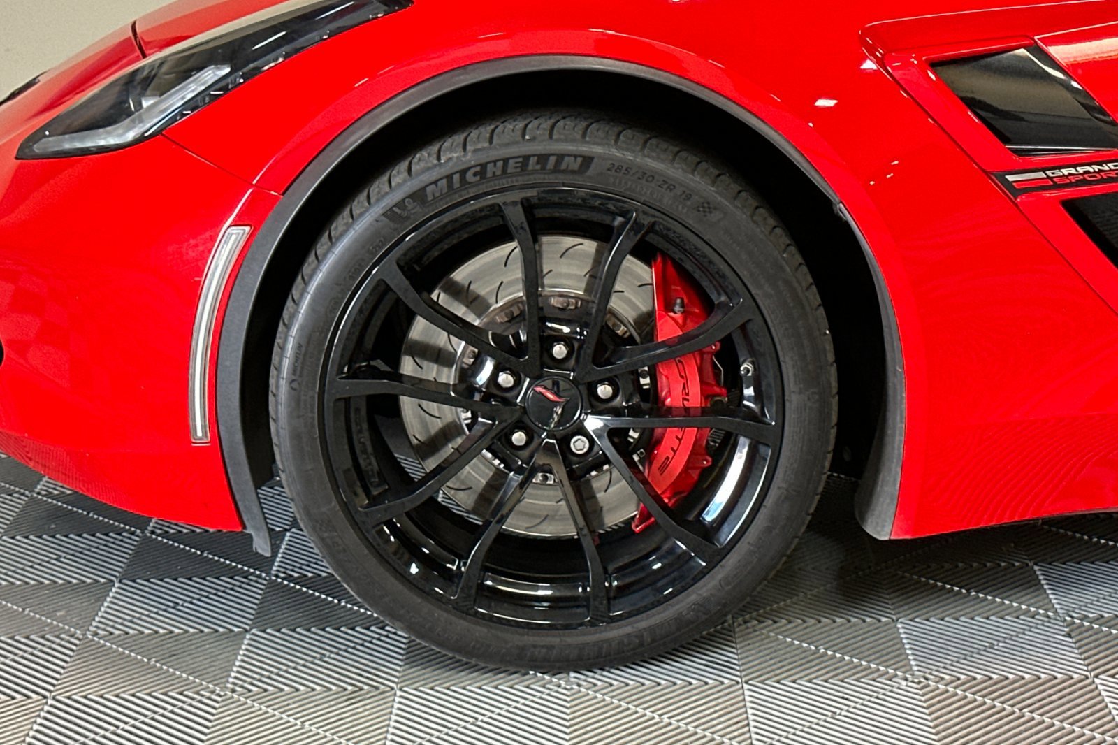 Used 2019 Chevrolet Corvette Grand Sport w/ Carbon Flash Badge Package image 43