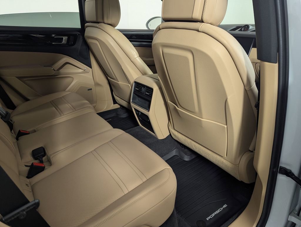 Used 2022 Porsche Cayenne AWD/4WD image 34