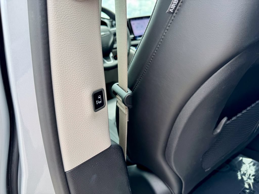 Used 2024 Chrysler Pacifica Touring-L FWD image 16