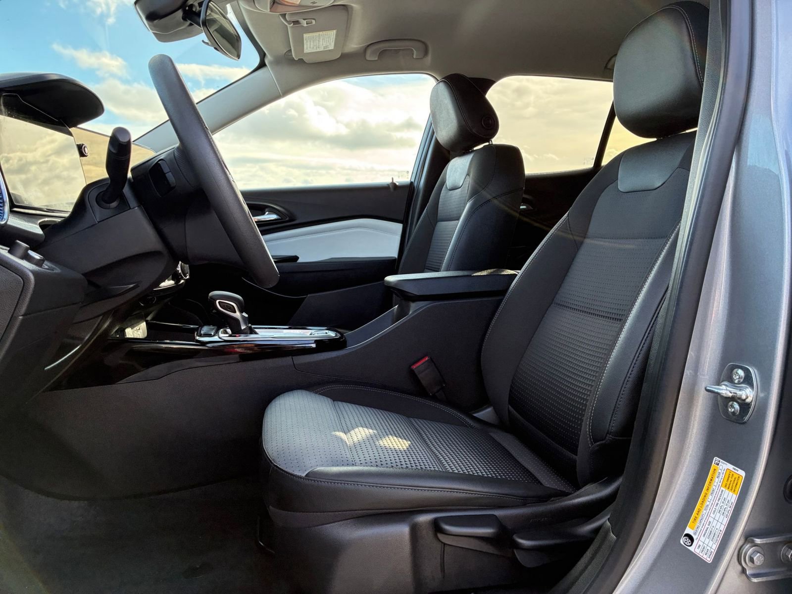 Used 2025 Chevrolet Trax LT image 25