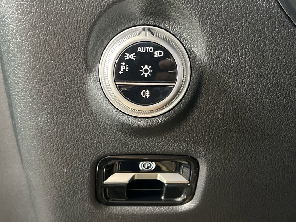 Used 2025 Mercedes-Benz C 300 4MATIC Sedan image 17