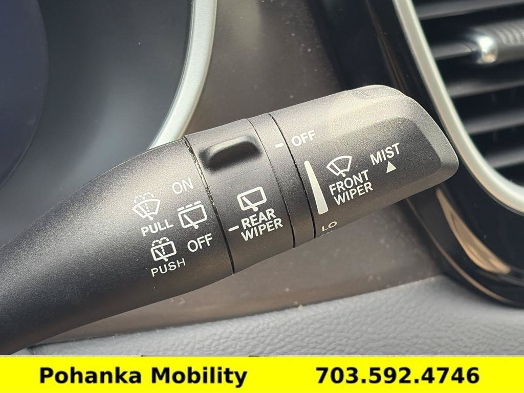 Used 2024 Chrysler Pacifica Touring-L FWD image 15