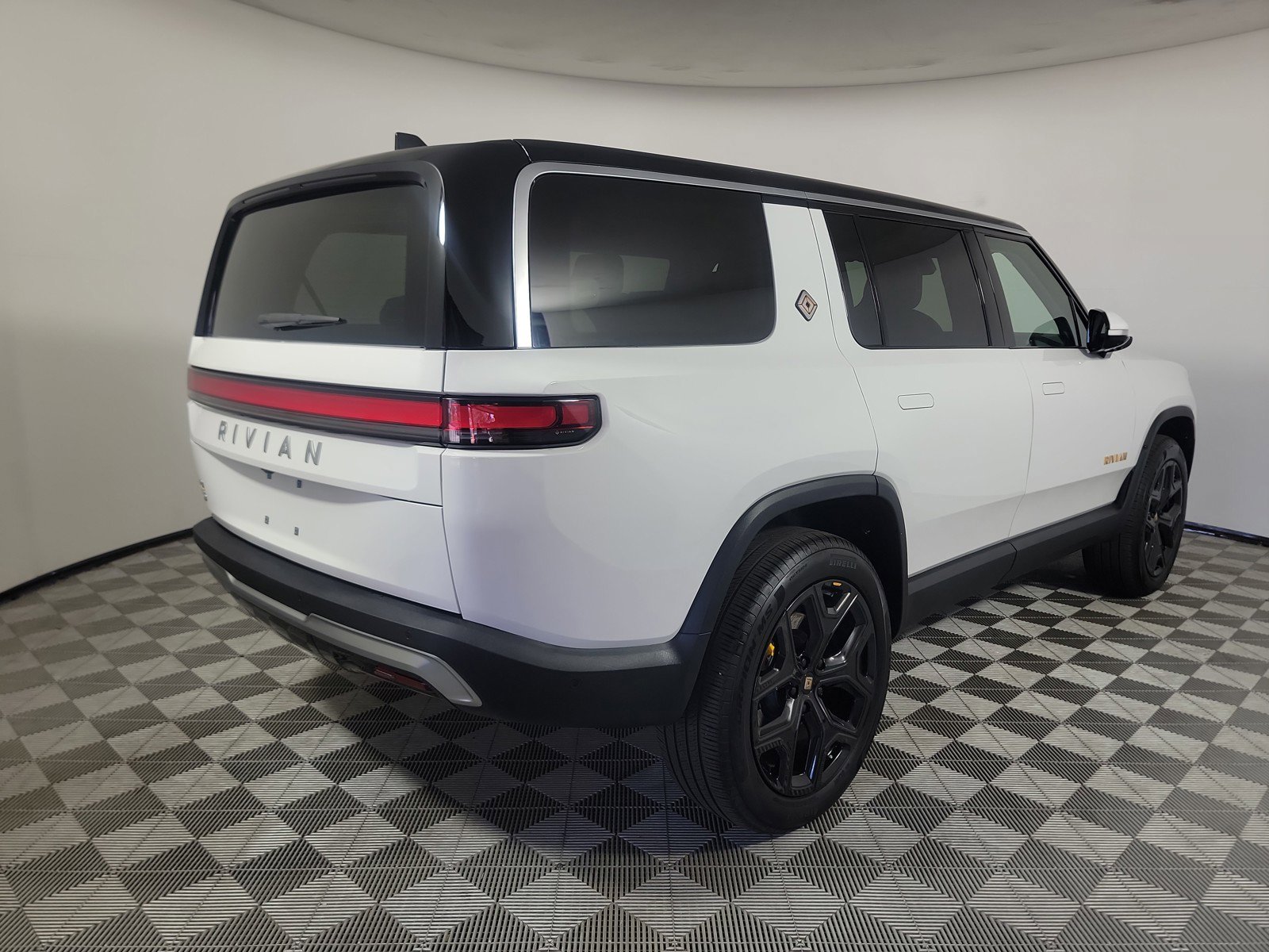 Used 2024 Rivian R1S Adventure AWD/4WD image 6