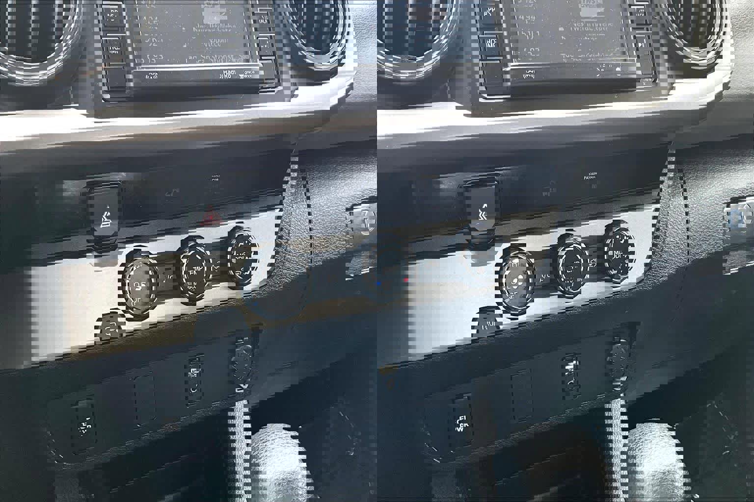 Used 2017 Toyota Tacoma SR5 w/ SR5 Appearance Package (SM) image 34