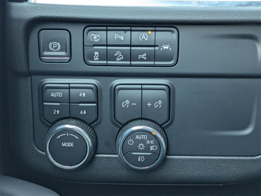 Used 2025 Chevrolet Suburban Z71 image 22