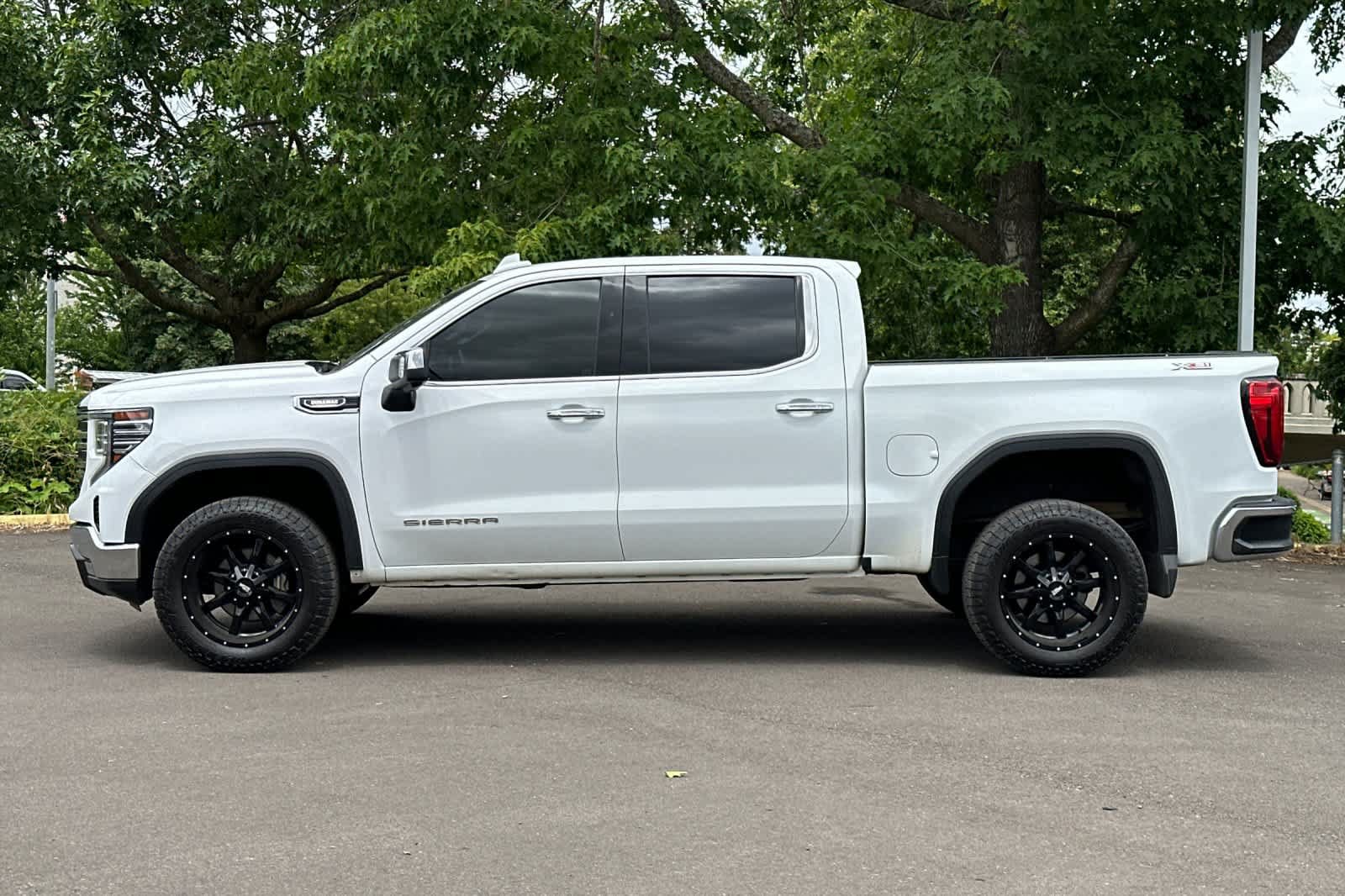 Used 2022 GMC Sierra 1500 SLT w/ X31 Off-Road Package AWD/4WD image 5