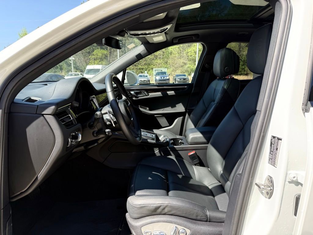 Used 2023 Porsche Macan Base image 12