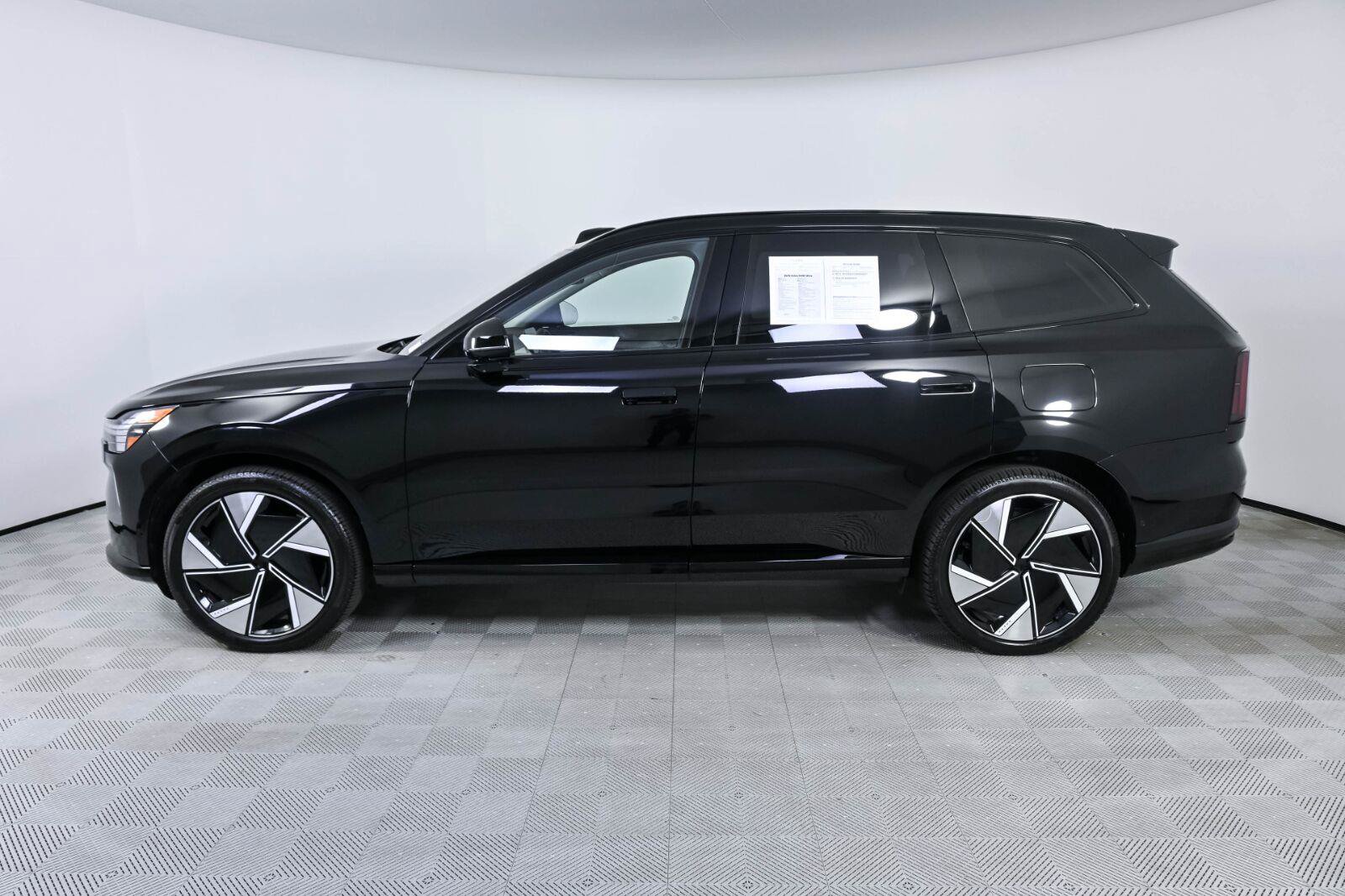 Used 2025 Volvo EX90 Ultra AWD/4WD image 2