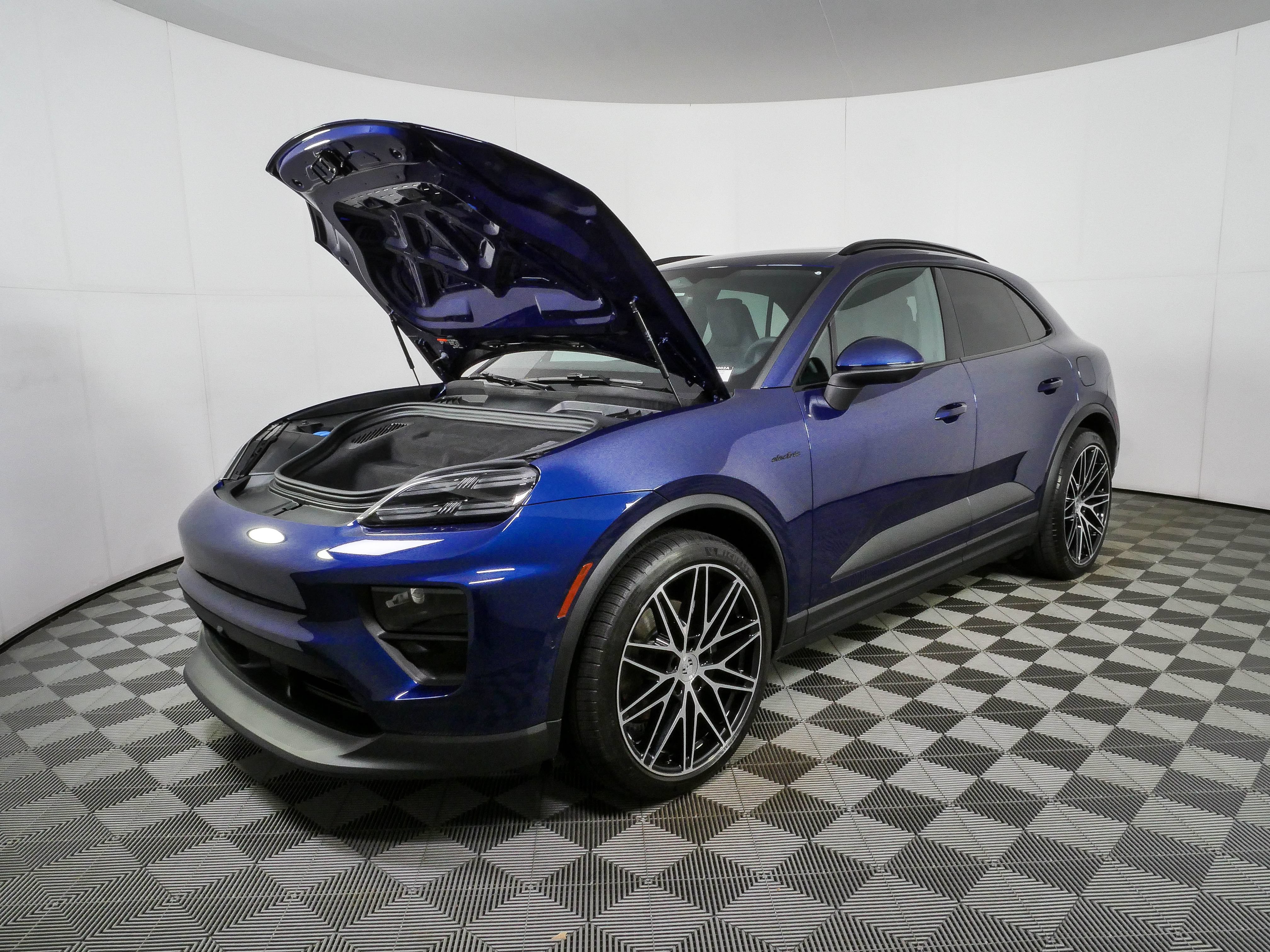 Certified 2025 Porsche Macan Electric RWD image 35