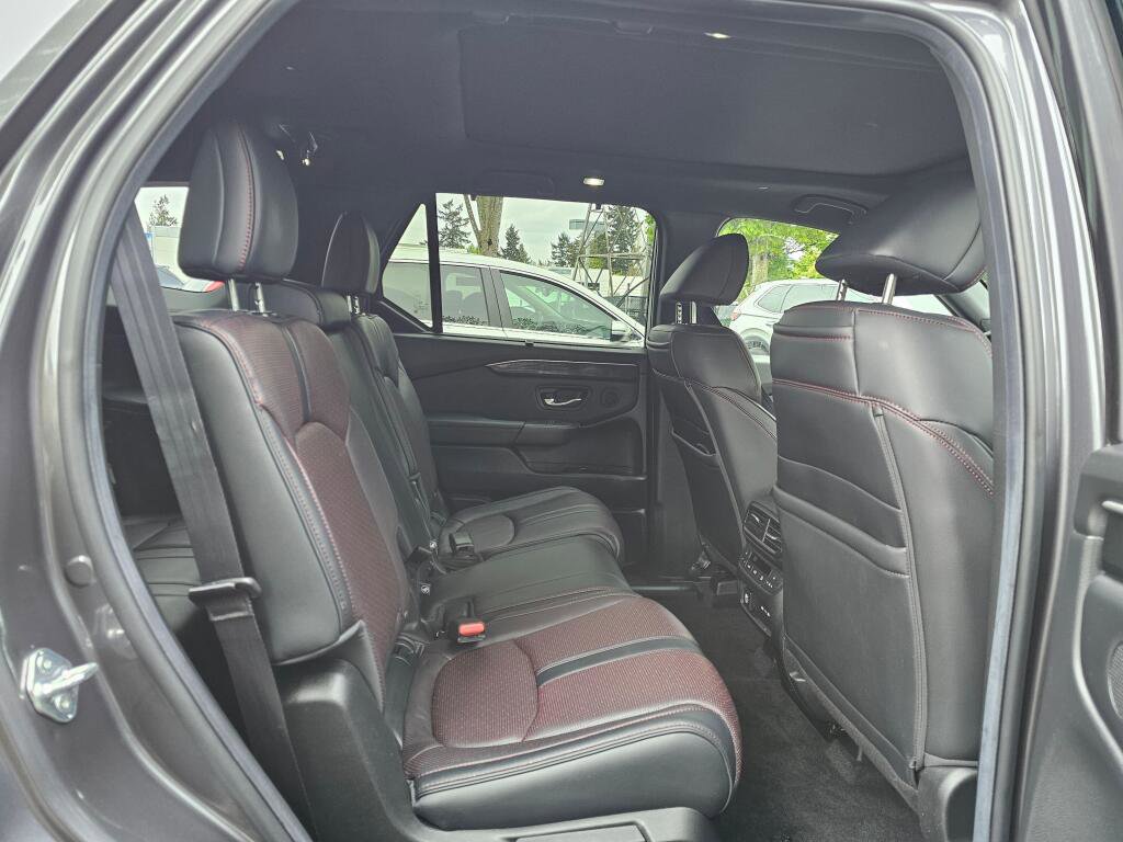 Used 2025 Honda Pilot Black Edition image 11