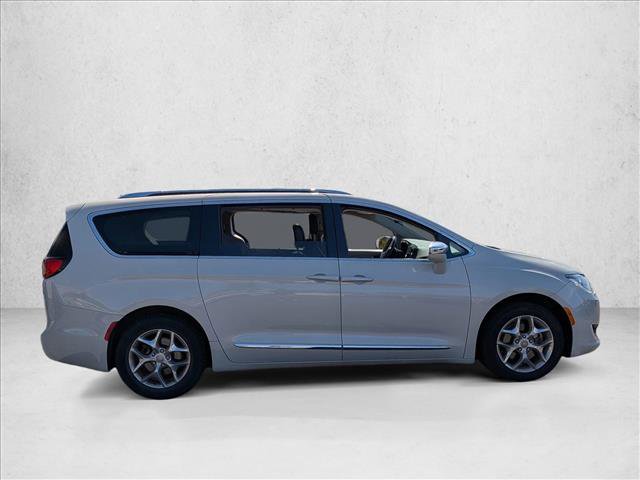 Used 2017 Chrysler Pacifica Limited image 5