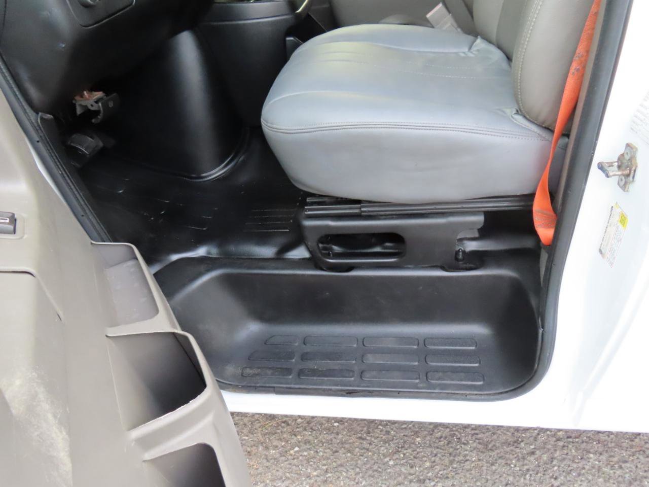 Used 2015 Chevrolet Express 2500 RWD image 12