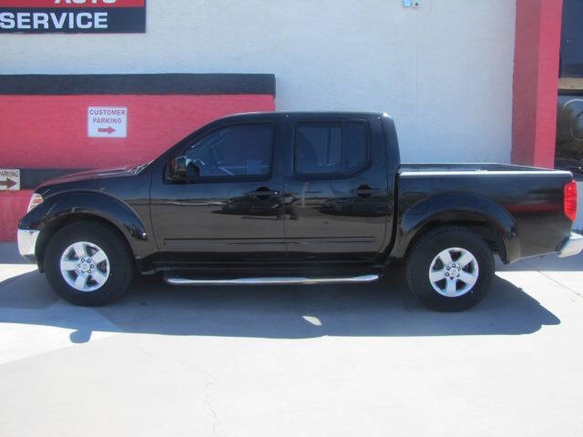 Used 2010 Nissan Frontier SE image 2
