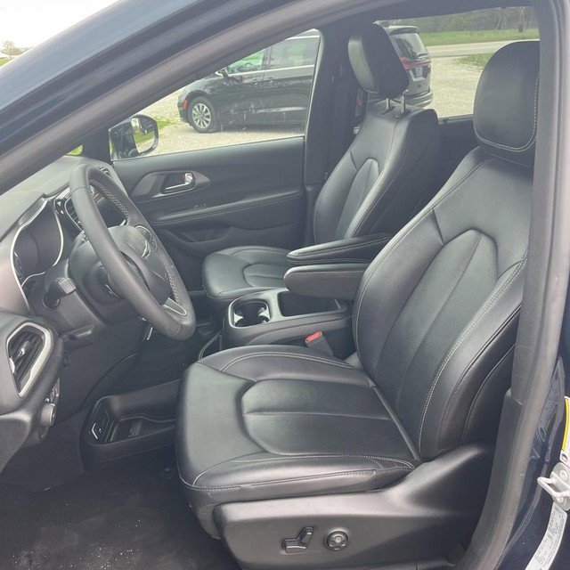 Used 2025 Chrysler Pacifica Select image 12