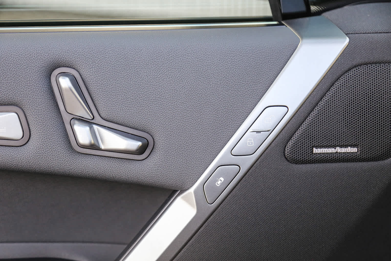 Used 2025 BMW iX xDrive50 w/ Premium Package image 17