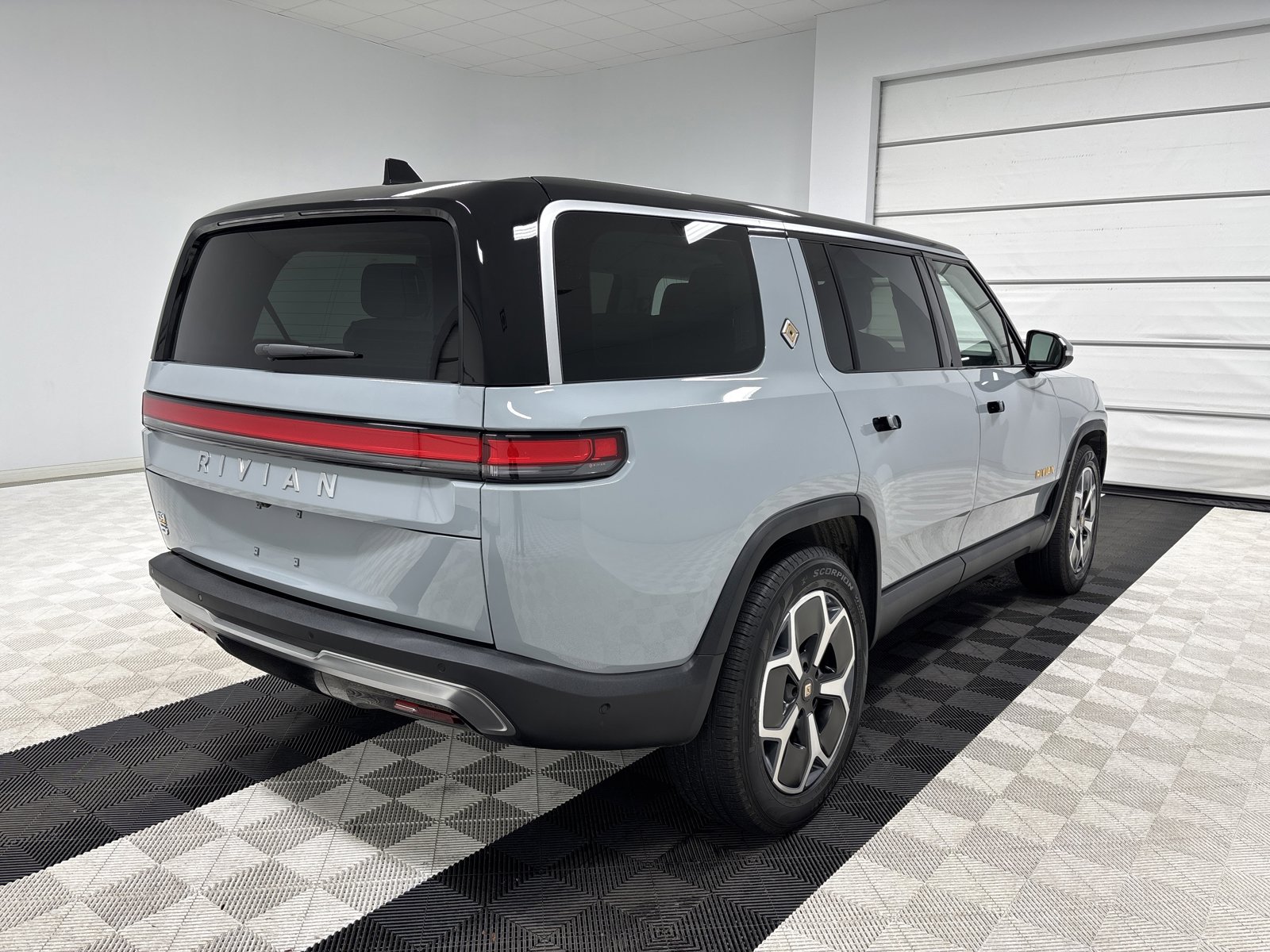 Used 2024 Rivian R1S Adventure image 5