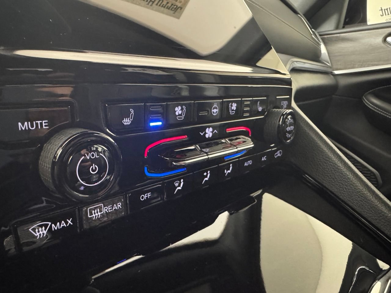 Used 2023 Jeep Grand Cherokee Overland AWD/4WD image 32