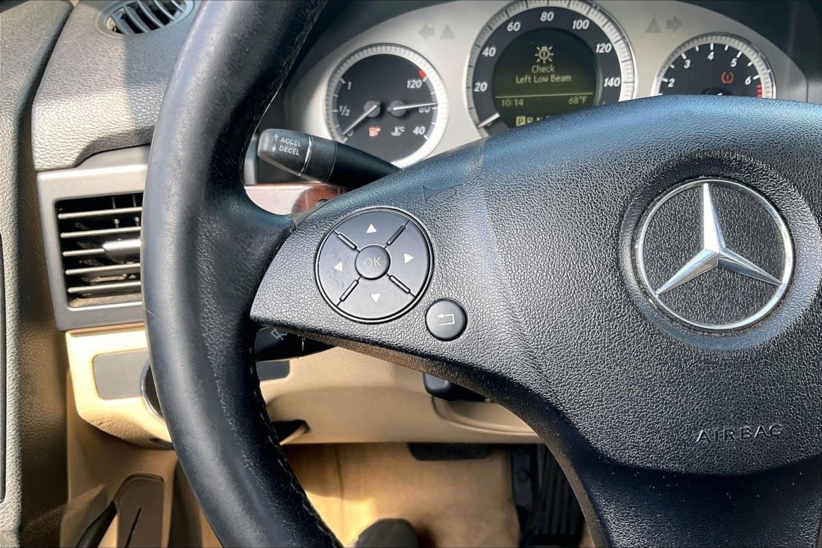 Used 2010 Mercedes-Benz GLK 350 4MATIC image 17