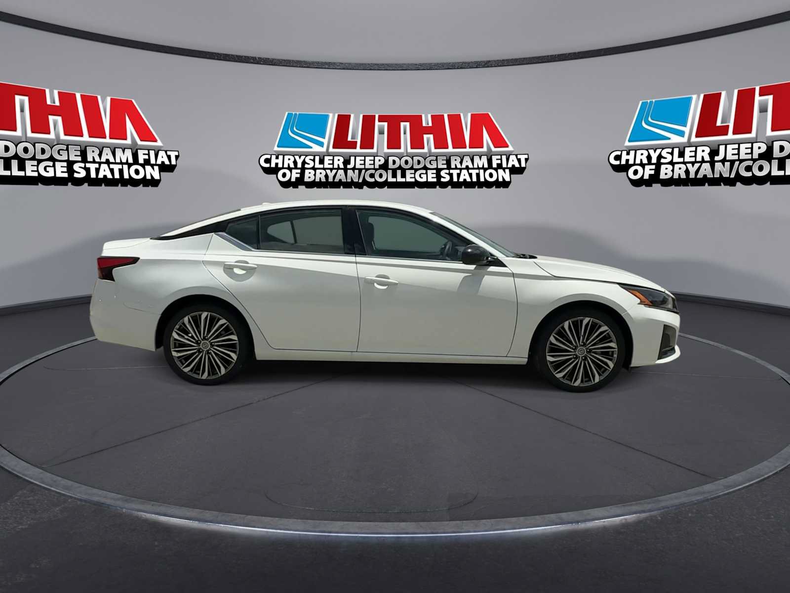 Used 2025 Nissan Altima 2.5 SR FWD image 9