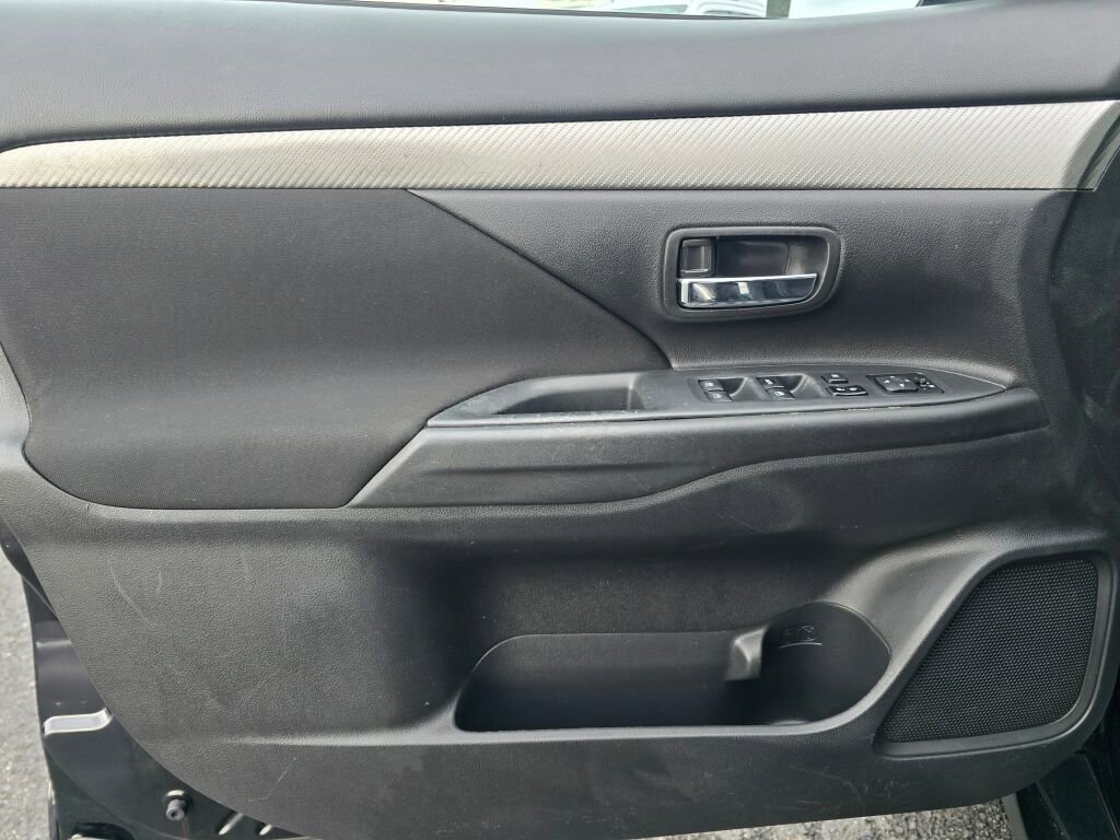 Used 2018 Mitsubishi Outlander ES FWD image 21