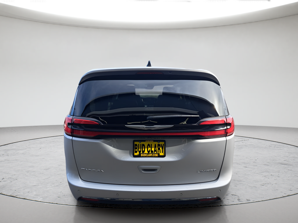 Used 2024 Chrysler Pacifica Limited FWD image 4